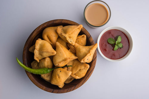 A Plate of Samosas served with chutney